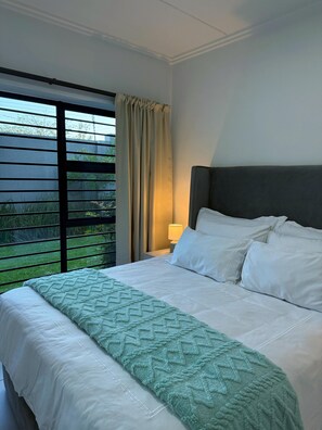 1 habitación, tabla de planchar con plancha, wifi gratis y ropa de cama 