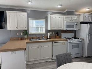 Mikrobølgeovn, ovn, kokeplater og oppvaskmaskin