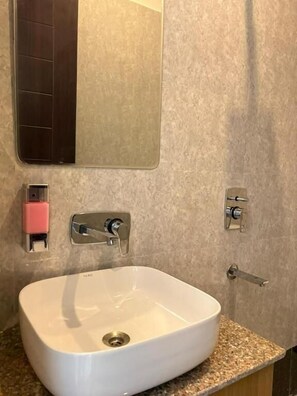 豪華雙人房, 陽台, 花園景觀 | 浴室