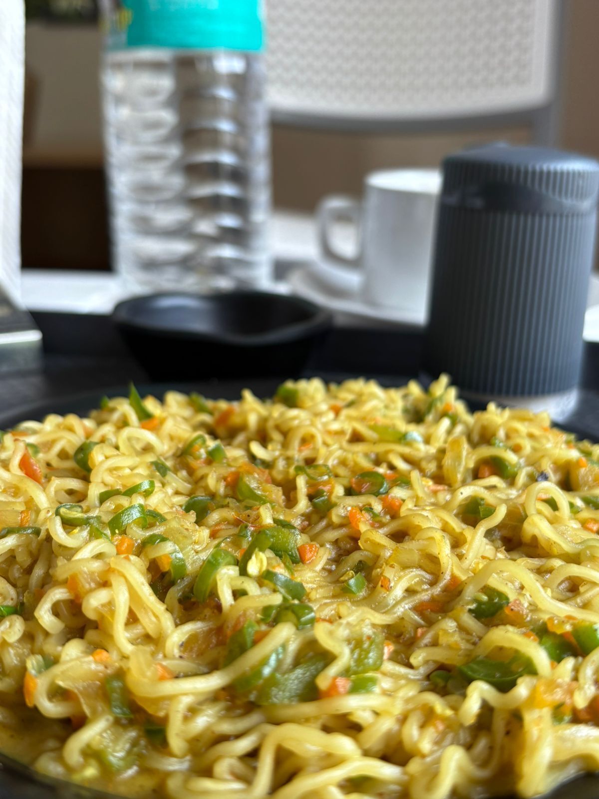 Primer plano de un plato de fideos con verduras.