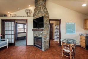 Smart TV, books - Cozy Lake View Treehouse (Diamond City)
