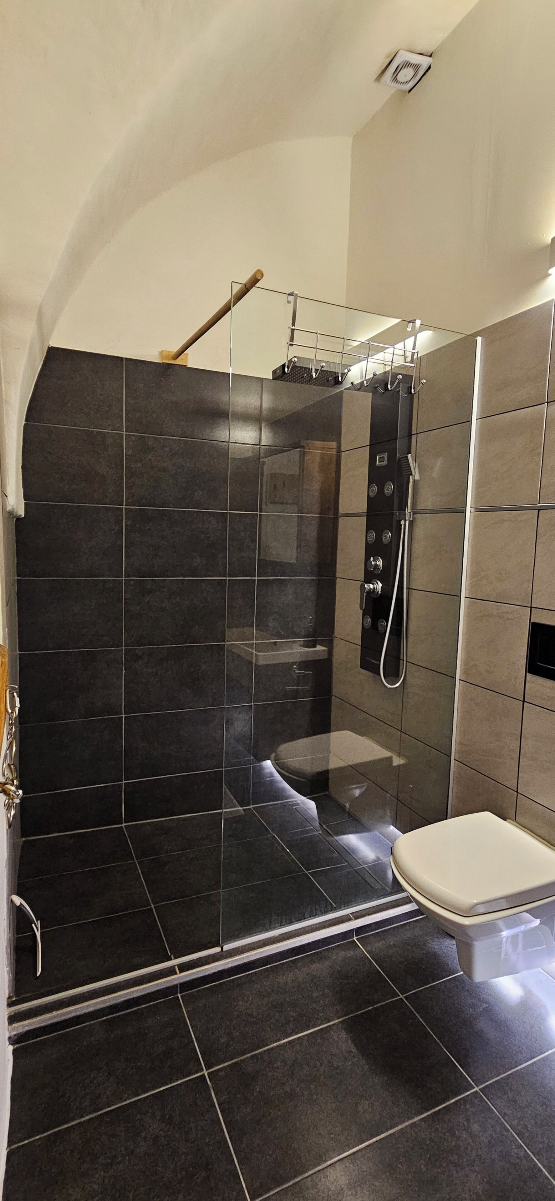 Douche, séchoir à cheveux, serviettes fournies, papier de toilette