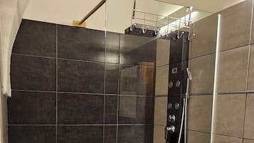 Douche, séchoir à cheveux, serviettes fournies, papier de toilette