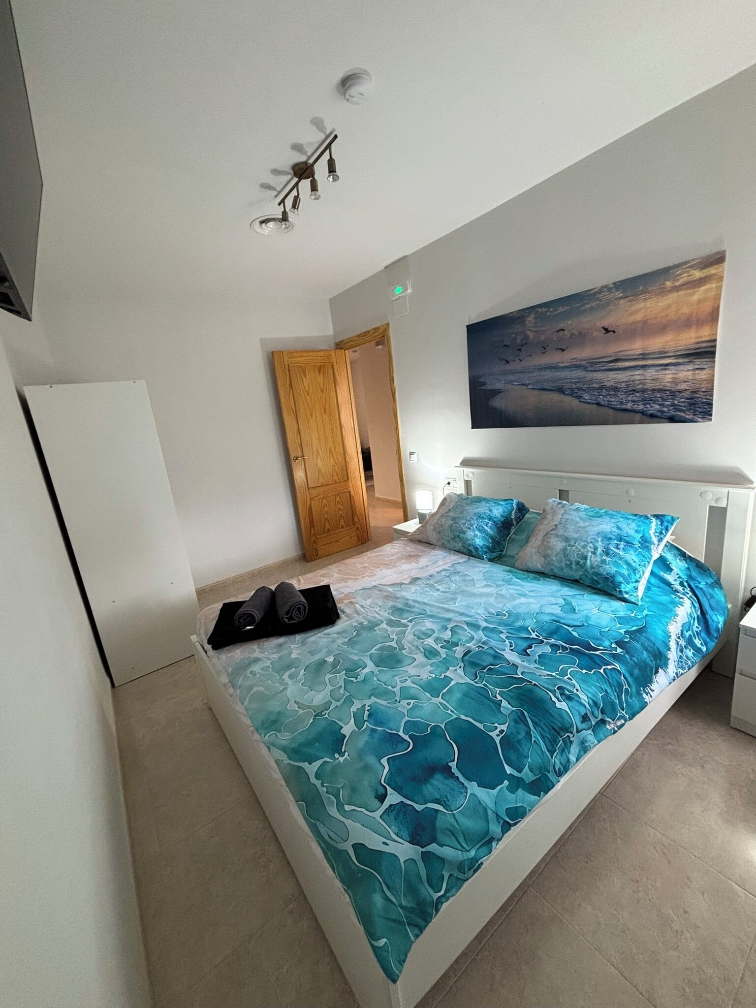 2 habitaciones, tabla de planchar con plancha, wifi y ropa de cama 