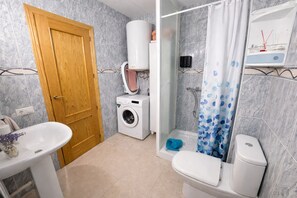 Douche, sèche-cheveux, bidet, serviettes fournies