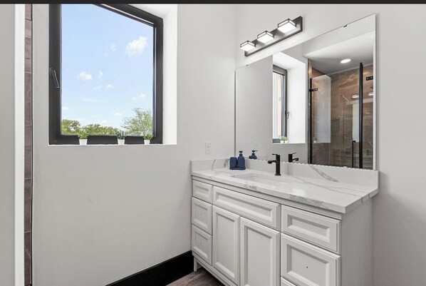 Shower, jetted bath, hair dryer, towels