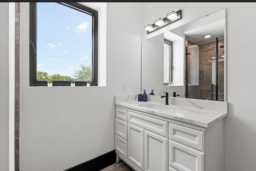 Modern 2BR apartment with stylish kitchen, WIFI & FREE PARKING!