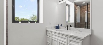 Modern 2BR apartment with stylish kitchen, WIFI & FREE PARKING!