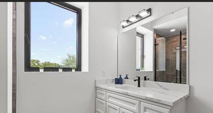 Modern 2BR apartment with stylish kitchen, WIFI & FREE PARKING!