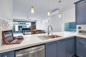 Réfrigérateur, four à micro-ondes, un four, surface de cuisson