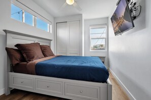 2 bedrooms, iron/ironing board, WiFi, bed sheets