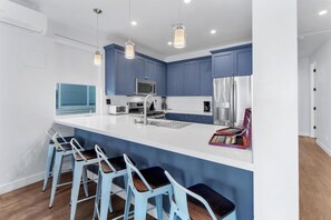 Een koelkast, een microgolfoven, een oven, een kookplaat