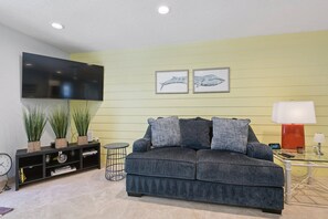 TV - Beautifully renovated Longboat Key Villa brief walk to a private beach (Longboat Key)
