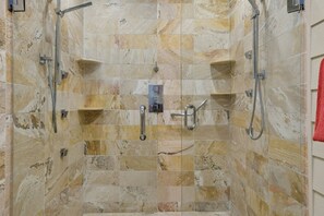 Shower, hair dryer, shampoo - Beautifully renovated Longboat Key Villa brief walk to a private beach (Longboat Key)