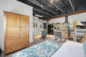 8 sovrum, skrivbord, strykjärn/strykbräda och resesäng