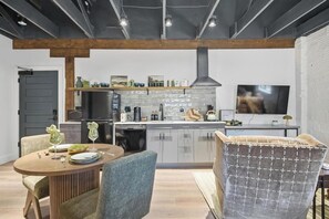 Kylskåp, mikrovågsugn, spishäll och diskmaskin