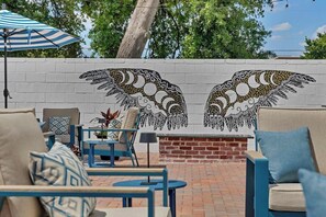 Outdoor dining - The Raven Hotel 2nd Floor - Pool OnSite Parking (Jacksonville)