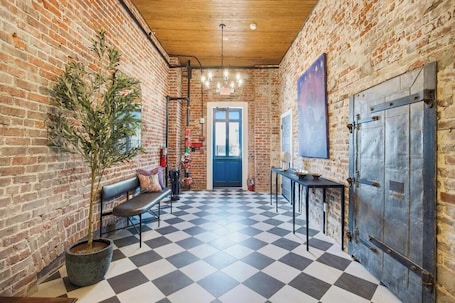 Interior. Stunning Studio at the Raven Pool OnSite Parking
