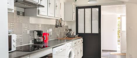 Kylskåp, mikrovågsugn, ugn och spishäll