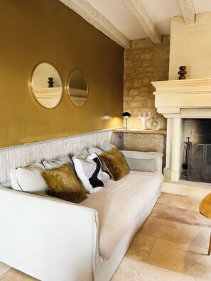 Tv, bordsfotboll och ett bordtennisbord