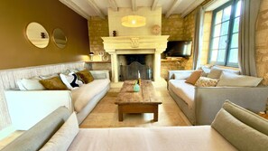 TV, table football, ping pong - 13-person house with indoor and outdoor pool, jacuzzi, sauna, billiards  (Nabirat)