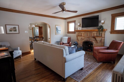 Historic Cottage- Luxury and Charm- Gas Fire Place- Patio- Freshly Renovated