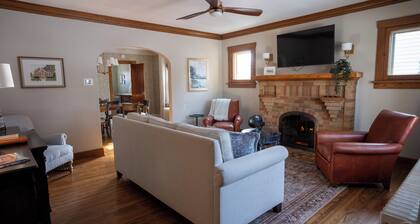 Historic Cottage- Luxury and Charm- Gas Fire Place- Patio- Freshly Renovated