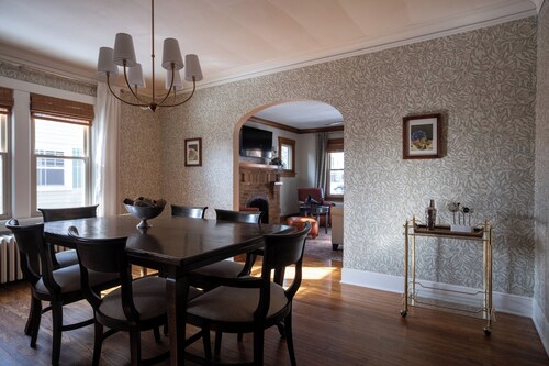 Historic Cottage- Luxury and Charm- Gas Fire Place- Patio- Freshly Renovated