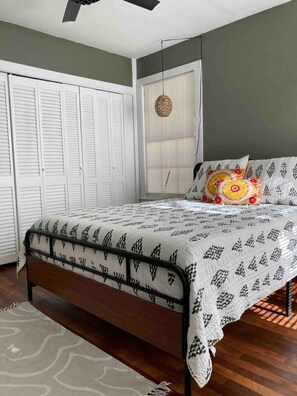 Room - The Cottage on China Street (El Campo)