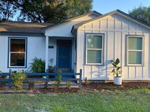 Exterior - The Cottage on China Street (El Campo)