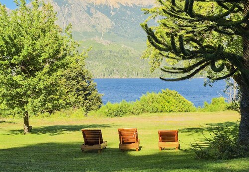 Stunning house facing Lake Gutiérrez with unique views, ideal for groups
