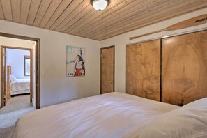 4 bedrooms, iron/ironing board, free WiFi, bed sheets