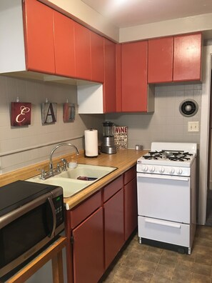 Private kitchen - Second Story 2 bedroom Apartment near Downtown, Avera and Mckenon Park (Sioux Falls)
