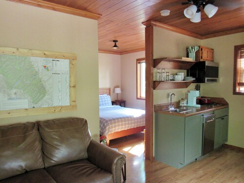 Modern, private 1-bedroom cabin near Glacier Park - Many Glacier and Sun Road