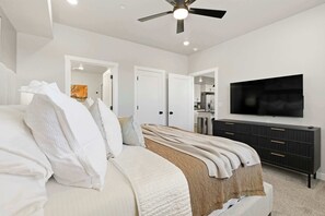 2 bedrooms, iron/ironing board, travel cot, WiFi - Sand Yeti Brand New Listing! (Hurricane)