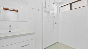Shower - 6 Larapinta Court - Rainbow Beach (Rainbow Beach)