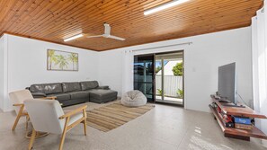 TV - 6 Larapinta Court - Rainbow Beach (Rainbow Beach)