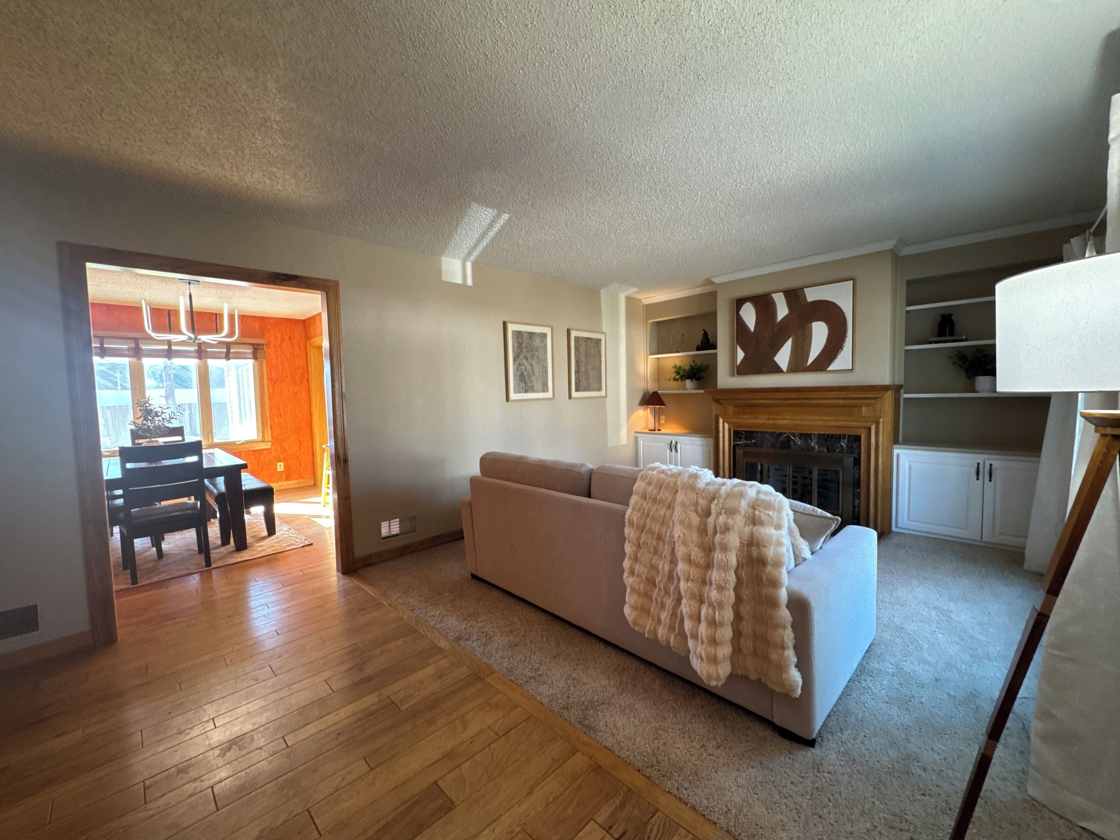 Smart-TV, peis og bøker