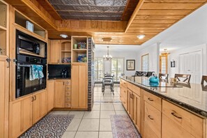 Fridge, microwave, oven, stovetop - Indian Rocks Near the Beach (Largo)