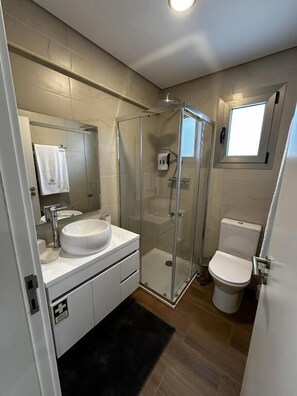 Hus - kök - utsikt mot trädgården | Badrum | Dusch, gratis toalettartiklar, hårtork och handdukar