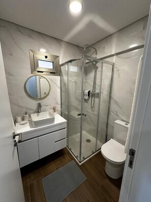 Casa, vistas a la piscina | Baño | Ducha, artículos de higiene personal gratuitos y secador de pelo