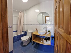 Secadora de cabello, toallas, jabón, papel de baño 