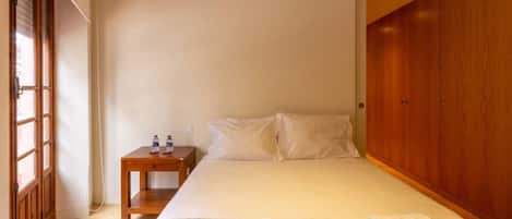 Desk, travel crib, WiFi, bed sheets