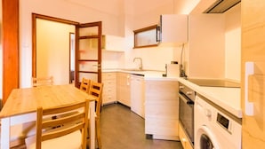Coffee/tea maker, fridge, cookware/dishes/utensils - Garça Real - Porto Group Apartment by Lisbeyond (Porto)