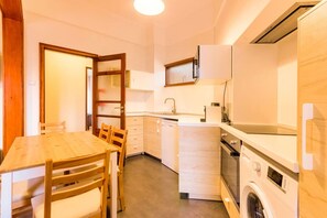 Fridge, coffee/tea maker, cookware/dishes/utensils - Garça Real - Porto Group Apartment by Lisbeyond (Porto)