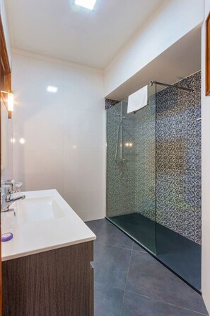Bathroom - Garça Real - Porto Group Apartment by Lisbeyond (Porto)