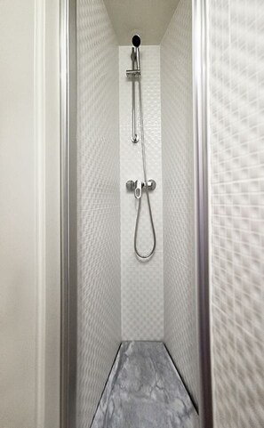 Bathroom - Cozy Apartment in the Heart of Porto by Lisbeyond (Porto)