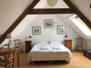 4 bedrooms, desk, iron/ironing board, travel cot - Charming Breton house (Ploumilliau)