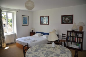 4 camere, una scrivania, ferro/asse da stiro, culla da viaggio