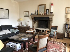 TV, DVD player, books, computer monitors - Charming Breton house (Ploumilliau)